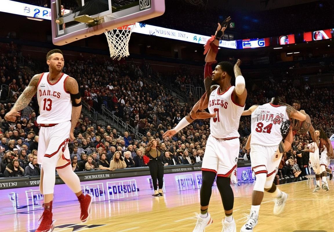 NBA单场总得分纪录刷新！公牛老鹰对攻大战轰302分高分比赛，特雷·杨博格丹诺维奇领衔演绎当代NBA篮球风格